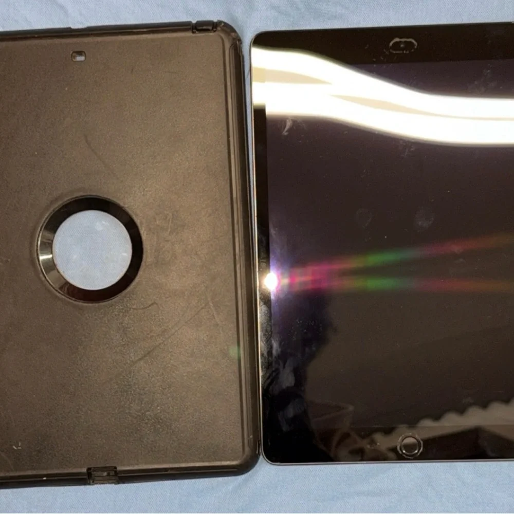 Apple iPad - Silver with Red Edge